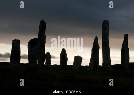 Callanish JE Stone Circle et de l'avenue à la tombée de la nuit sur l'île de Lewis dans les Hébrides extérieures, en Écosse Banque D'Images