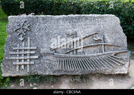 Une pierre à l'entrée du château à Aigues-Mortes commémore ceux retenu prisonnier à la Tour de Constance. Banque D'Images