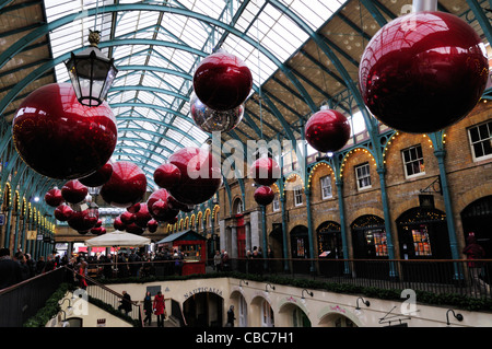 Covent Garden Market Hall avec Boule de Noël Décorations, London, England, UK Banque D'Images