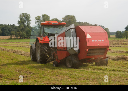 Presse à foin circulaire et du tracteur. Banque D'Images