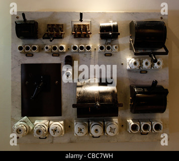 Une vieille boîte à fusibles électriques avec tableau de fusibles en céramique Banque D'Images
