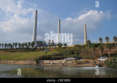 Israël, Hadera Hadera, le River Park et le charbon exploité power plant's flues dans l'arrière-plan Banque D'Images