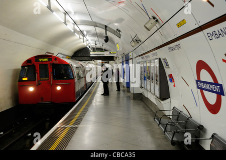 Une ligne Bakerloo train En arrivant à la station de métro Embankment, London, England, UK Banque D'Images