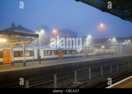 Train à la gare de Richmond dans le brouillard Banque D'Images