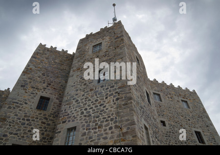 Sombres nuages au-dessus du château comme monastère de Saint Jean le Théologien, Chora, l'île de Patmos, Grèce Banque D'Images