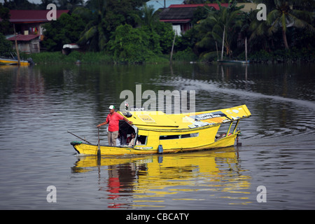Tambang (bateau-taxi) sampan sur la rivière Sarawak. Kuching, Sarawak, Bornéo, Malaisie, Asie du Sud-Est, Asie Banque D'Images