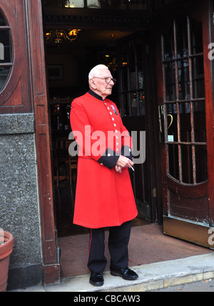 A Chelsea pensionné à l'Albert Pub in London's, rue Victoria Banque D'Images