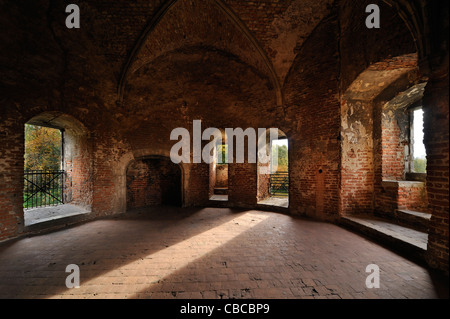 Chambre avec foyer en pierre et siège de fenêtre dans l'encoche à l'intérieur de l'époque médiévale, château de Beersel Belgique Banque D'Images