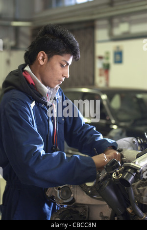 Étudiant travaillant sur le moteur de la voiture Banque D'Images