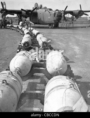 Un B24 Liberator bomber est chargé avant une mission Banque D'Images
