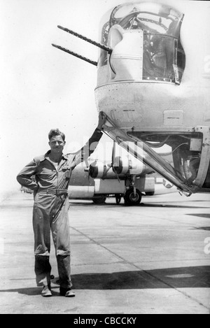 Un équipage de la USAAF WW11 pose par le nez d'un avion B24 Liberator Banque D'Images