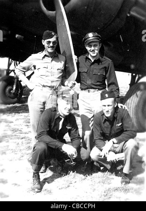 Une force aérienne de l'USAAF WW11 stand l'équipage d'acheter leurs B-17 Flying Fortress Banque D'Images