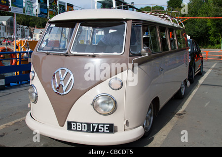 Split Screen 1966 VW Campervan, prises le ferry à Fowey, Cornwall Banque D'Images