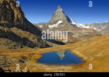 Le Matterhorn est aux frontières de la Suisse et l'Italie. C'est 4 478 mètres de haut. Il surplombe la ville de Zermatt . Banque D'Images