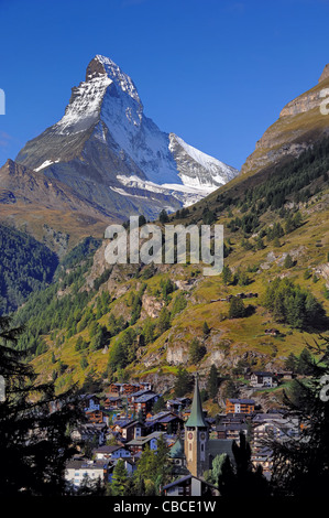 Le Matterhorn est aux frontières de la Suisse et l'Italie. C'est 4 478 mètres de haut. Il surplombe la ville de Zermatt . Banque D'Images