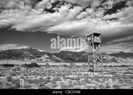 Image en noir et blanc de Manzanar concentration camp site avec tour de garde replica Banque D'Images