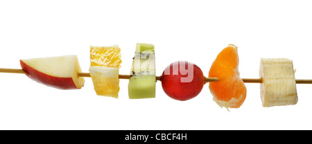 Les tranches de fruits sur un bâton en bois. Une photo sur un fond blanc Banque D'Images