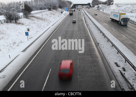 Le trafic librement sur l'autoroute M1 qui traverse le sud du Yorkshire. Banque D'Images