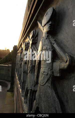 L'appel 1914. Marche des soldats écossais sont représentés sur l'un mémorial de guerre à Édimbourg, en Écosse. Banque D'Images