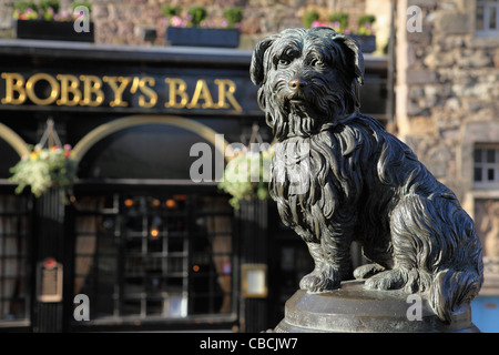 L'Grayfriar Bobby, la statue en mémoire de la loyal Skye Terrier, par la pub nommé d'après lui à Édimbourg, en Écosse. Banque D'Images