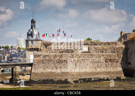 La Ville Close de remparts et tour de l'horloge à Concarneau avec pont dans le vieux quartier, Finistère, Bretagne, France Banque D'Images