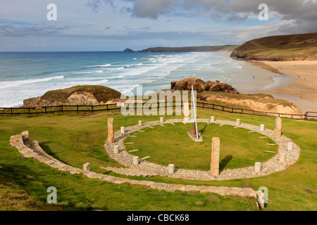 Droskyn Sundial monument du millénaire avec vue sur la baie de Perran Cornish dans station balnéaire de Rolvenden, Cornwall, England, UK Banque D'Images