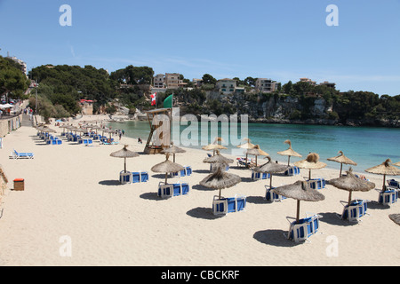 La plage de sable de Porto Cristo, sur l'île des Baléares de Majorque, Espagne Banque D'Images