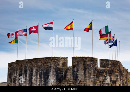 Les drapeaux sur un château, remparts, France Banque D'Images