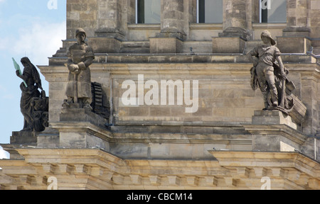 Détail du Reichstag à Berlin avec quelques chiffres à l'ambiance ensoleillée(Allemagne) Banque D'Images