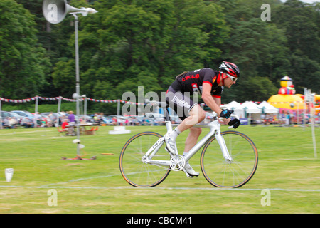 Courses Cyclistes à Ambleside Sports, le Lake District, Cumbria, England, UK Banque D'Images