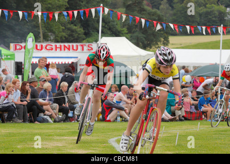 Courses Cyclistes à Ambleside Sports, le Lake District, Cumbria, England, UK Banque D'Images