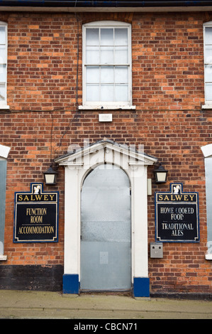 La Salway Arms Hotel barricadés et à la vente de l'hôtel pays rural local et pub à Wooferton Shropshire England UK Banque D'Images