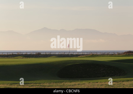 Vue sur l'ancien parcours du Royal Troon Golf Club avec l'île d'Arran en arrière-plan, Écosse, Royaume-Uni Banque D'Images