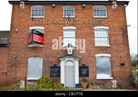 La Salway Arms Hotel barricadés et à la vente de l'hôtel pays rural local et pub à Wooferton Shropshire England UK Banque D'Images