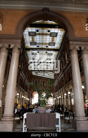 Intérieur de la galerie commerçante Galleria Alberto Sordi ; Rome, Italie, Europe Banque D'Images