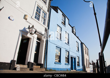 Curiosités : vue sur un style local de couleur terrasse de l'établissement d'hébergement, le bleu des maisons mitoyennes et l'Angel Inn à Lumsden's Yard, Durham Banque D'Images