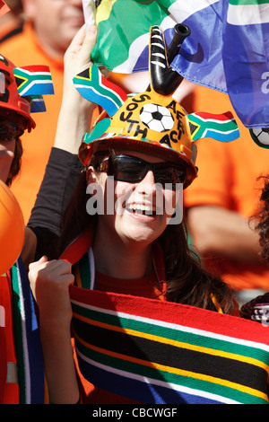 Un fan de foot dans les tribunes jouit d'elle-même à la Coupe du Monde 2010 match de football entre le Danemark et les Pays-Bas. Banque D'Images