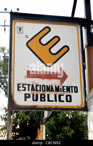 Charmante vieille rouille métal peint main signe pour parking public dans le quartier Roma Mexico City Banque D'Images