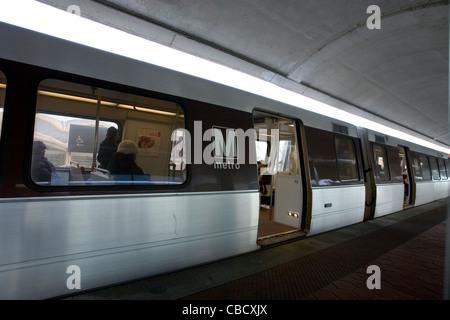 Ligne A du métro jusqu'à l'Aéroport National Ronald Reagan (DCA) Station de métro, près de Washington, DC. Banque D'Images