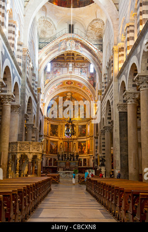 L'intérieur du 11e siècle Duomo de Pise / Cathédrale, à bas la nef vers l'autel. Certains touristes visitent. Banque D'Images