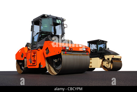 Deux road-roller, appuyant sur l'asphalte neuf. Isolé sur blanc. Personne ne Banque D'Images