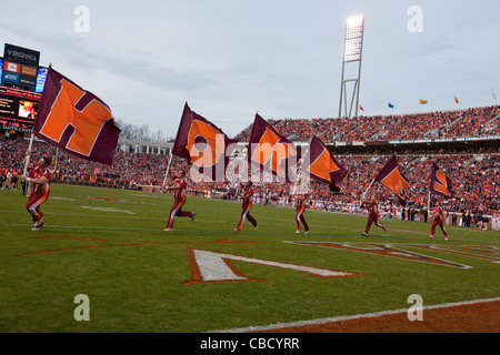 Virginia Tech Hokies cheerleaders célébrer un touchdown contre les Virginia Cavaliers au cours du deuxième trimestre à Scott Stadium, Charlottesville, Virginie, États-Unis d'Amérique Banque D'Images