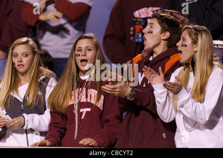 Virginia Tech Hokies acclamations des fans dans les tribunes à l'encontre de la Virginia Cavaliers au cours du troisième trimestre à Scott Stadium, Charlottesville, Virginie, États-Unis d'Amérique Banque D'Images