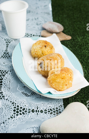 Boules de riz avec du fromage bleu Banque D'Images