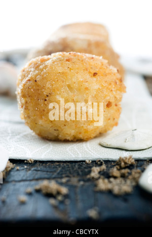 Boules de riz avec du fromage bleu Banque D'Images