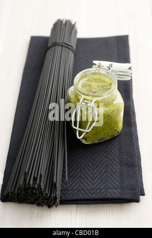 Pesto aux amandes carotte verts, l'encre de seiche spaghettis Banque D'Images