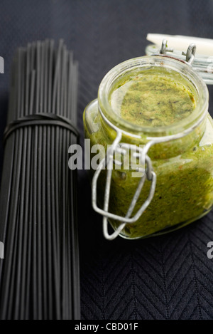 Pesto aux amandes carotte verts, l'encre de seiche spaghettis Banque D'Images