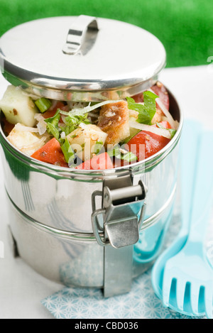 Salade panzanella de pain et tomates Banque D'Images