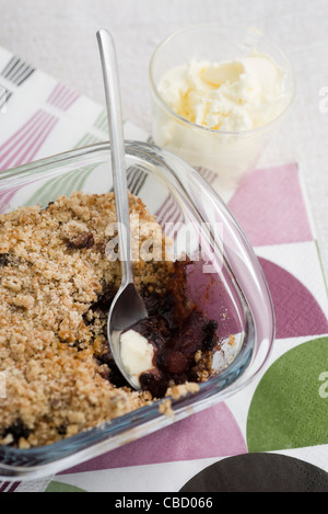 Apple, blackberry et crumble de figues Banque D'Images