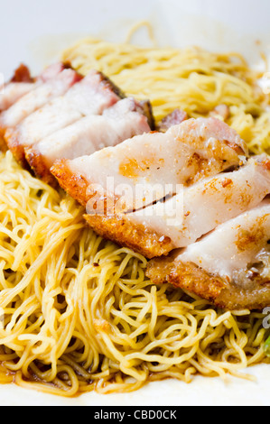 Rôti de porc, une sorte de nouilles chinoises, populaires à Hong Kong, Singapour et la Malaisie. Banque D'Images